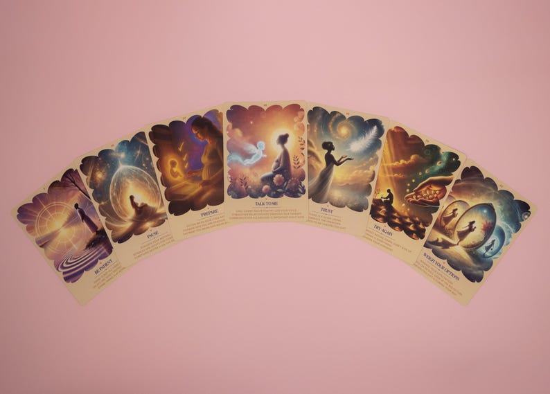 Puede incluir: Un abanico de siete cartas de or&aacute;culo rectangulares con bordes redondeados, cada una con una ilustraci&oacute;n &uacute;nica de figuras en entornos et&eacute;reos. Las cartas muestran los t&iacute;tulos Be Patient, Pause, Prepare, Talk To Me, Trust, Try Again y Weigh Your Options.