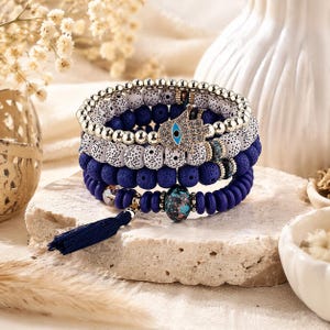 Blauwe Hamsa-armbandenset | Spirituele beschermingssieraden voor vrouwen | Stapelarmbanden met lavasteen en boze oog-kralen