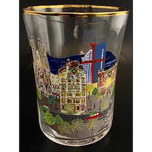 K&ouml;nnte beinhalten: Klares Glas mit Goldrand, verziert mit einer farbenfrohen Illustration von Wahrzeichen Barcelonas. Das Design umfasst die Sagrada Familia, moderne Geb&auml;ude und Palmen, mit einem roten Auto und Fu&szlig;g&auml;ngern.