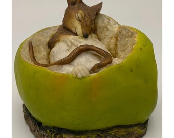 Vintage 1984 Country Artists "Mouse in Apple" Figurine by Richard Cooper