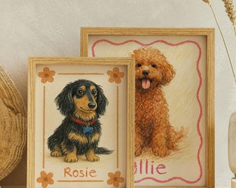 以下が含まれることがあります： 2つの額入り犬の肖像画。1つはロージーという名前の黒とタンのダックスフント、もう1つはオリーという名前の茶色のプードルです。どちらも花のアクセントが付いた木製のフレームに入っています。右側には、麦の穂が入った白い花瓶があります。