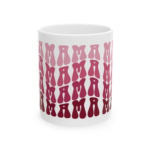 Könnte beinhalten: Ein Set aus drei Keramikbechern mit gesprenkelter, matter Oberfläche. Die Becher sind in Creme-, Hellgrau- und Dunkelgrautönen gehalten. Jeder Becher hat ein schlichtes, minimalistisches Design, geeignet für Kaffee oder Tee.