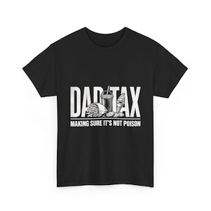 Może przedstawiać: Czarna koszulka z białym napisem "DAD TAX" nad frazą "MAKING SURE IT'S NOT POISON". Grafika zawiera ilustracje fast foodów: frytki, napój, ciastka i lody.