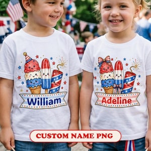 Puede incluir: Dos camisetas blancas con un gráfico de tres personajes de dibujos animados: un helado en cono, un polo rojo, blanco y azul, y un petardo. La camiseta de la izquierda muestra el nombre William y la de la derecha el nombre Adeline.