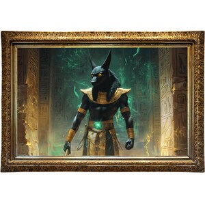 Może przedstawiać: Oprawione dzieło sztuki przedstawiające Anubisa, egipskiego boga zaświatów. Postać ma czarną głowę psa i umięśnione ludzkie ciało, ozdobione złotymi akcentami. Tło przedstawia hieroglify i zieloną, eteryczną poświatę.