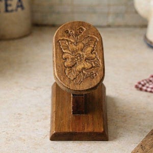 Soporte para tarjetas de recetas con pinzas de ropa, de madera tallada vintage con forma de flor.