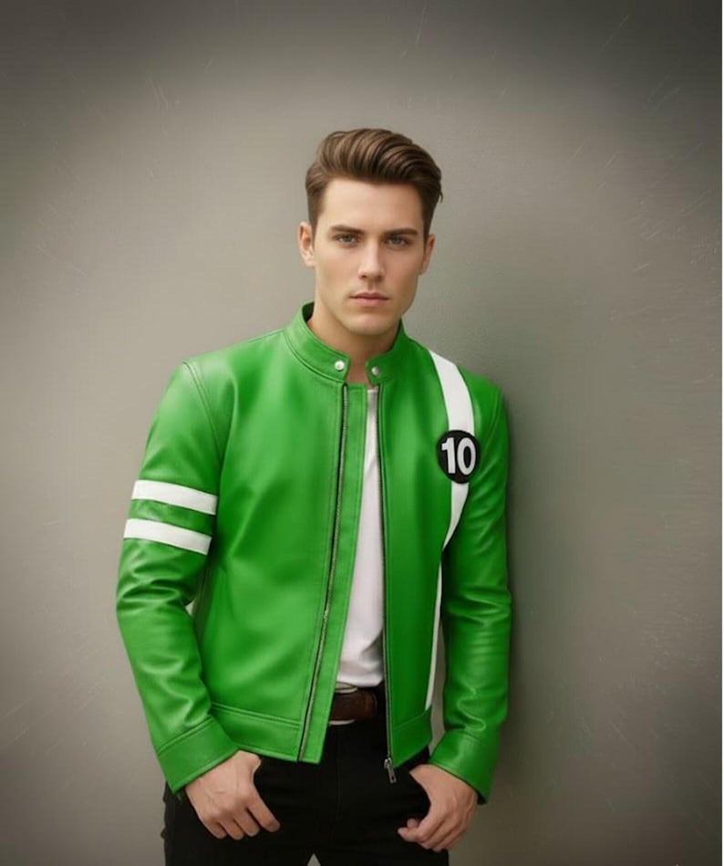 Op de afbeelding: Groene leren jas met witte strepen op de mouwen en een witte streep op de schouder. De jas heeft een zwart-witte patch met het nummer 10. Gedragen over een wit shirt en een zwarte broek.