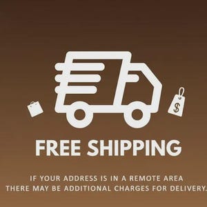 Op de afbeelding: Witte afbeelding van een bezorgtruck, een boodschappentas en een prijskaartje met een dollarteken op een bruine achtergrond. De tekst "FREE SHIPPING" staat eronder. Extra tekst vermeldt mogelijke extra kosten.