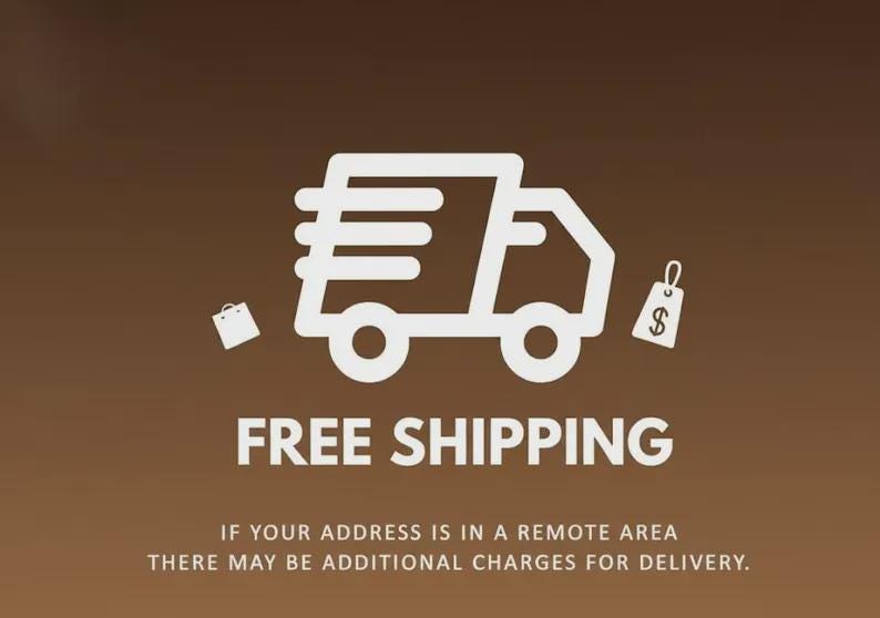 Op de afbeelding: Witte afbeelding van een bezorgtruck, een boodschappentas en een prijskaartje met een dollarteken op een bruine achtergrond. De tekst "FREE SHIPPING" staat eronder. Extra tekst vermeldt mogelijke extra kosten.