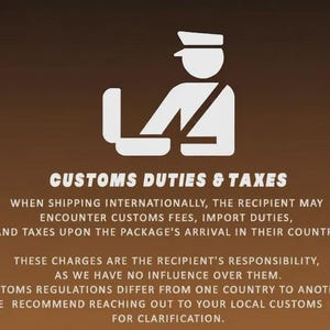 Op de afbeelding: Witte afbeelding van een douanebeambte met de tekst "CUSTOMS DUTIES & TAXES" op een bruine achtergrond. De tekst legt internationale verzendkosten en ontvangerverantwoordelijkheden uit.