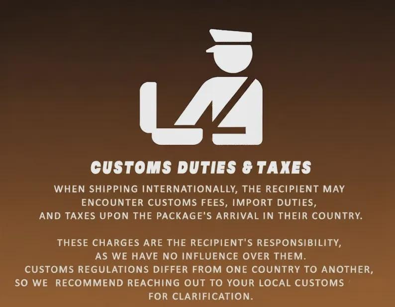 Op de afbeelding: Witte afbeelding van een douanebeambte met de tekst "CUSTOMS DUTIES & TAXES" op een bruine achtergrond. De tekst legt internationale verzendkosten en ontvangerverantwoordelijkheden uit.
