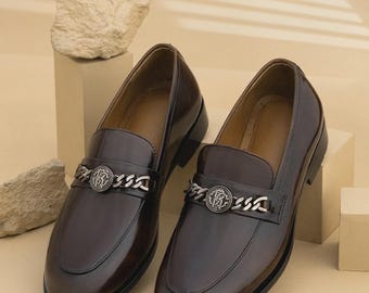 Handgemaakte hoogglanzende bruine leren loafers, geklede schoenen met zilveren schakelketting