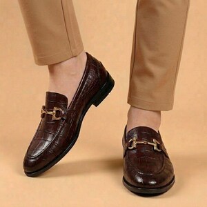Mocasines de hombre de piel marrón oscuro con relieve de cocodrilo y detalle de herradura – Zapatos de vestir de estilo italiano