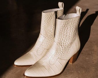 Botines de piel auténtica con punta puntiaguda y tacón de bloque, estilo minimalista hecho a mano.