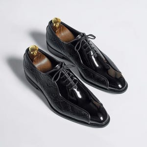 Sapatos Oxford de couro feitos à mão, Oxfords pretos de verniz com bico dividido para homem, sapatos sociais texturizados personalizados, sapatos de luxo para noivo e noivo.