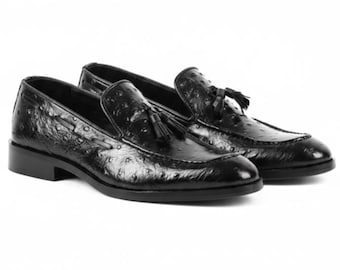 Mocassini con nappe in pelle nera fatti a mano, in pelle di vitello con texture struzzo originale