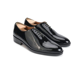 Zapato de vestir de charol negro hecho a mano, corte entero, para hombre.