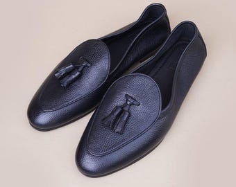 Mocasines con borlas de piel de becerro negra granulada, zapatos de vestir para hombre hechos a mano, sin cordones con punta redonda.