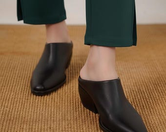 Mules de piel negra hechos a mano para mujer: Sandalias de tacón con punta puntiaguda
