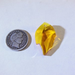Wisiorek kryształowy Swarovski 8805 Topaz 26 x 16 mm z otworami w kształcie liścia