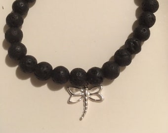 Pulsera de perlas de lava con encanto de libélula de plata de ley