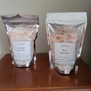Puede incluir: Dos bolsas de 4 onzas de sales de ba&ntilde;o, una etiquetada como "Sales de ba&ntilde;o de eucalipto" y la otra como "Sales de ba&ntilde;o de rosa". Ambas bolsas contienen sal de Epsom, sal del Himalaya, aceite esencial y aceite de coco fraccionado.