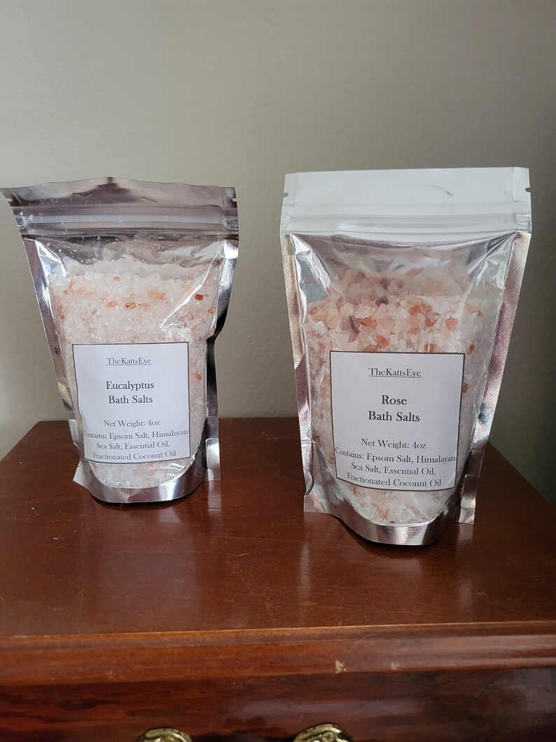 Puede incluir: Dos bolsas de 4 onzas de sales de ba&ntilde;o, una etiquetada como "Sales de ba&ntilde;o de eucalipto" y la otra como "Sales de ba&ntilde;o de rosa". Ambas bolsas contienen sal de Epsom, sal del Himalaya, aceite esencial y aceite de coco fraccionado.