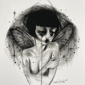 Peut inclure: Un dessin au fusain en noir et blanc d'une femme aux cheveux courts et aux ailes. Elle est représentée les bras croisés sur la poitrine et une larme coulant sur sa joue. Le dessin est entouré de petits cœurs et d'étoiles.