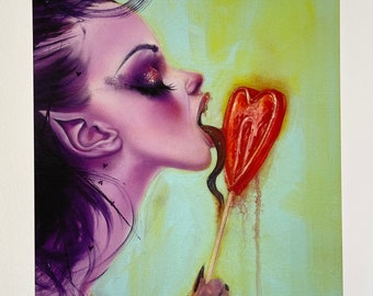 Può includere: Un dipinto artistico di una donna con la pelle viola e i capelli scuri, che mangia un lecca-lecca a forma di cuore. La donna ha lunghe unghie nere ed è ambientata su uno sfondo verde chiaro e giallo. L'opera è firmata con le iniziali "DB" e il numero "17".