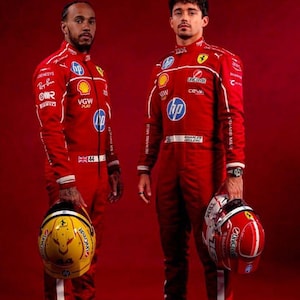 Puede incluir: Dos personas con monos de carreras rojos, cada una sosteniendo un casco. Los trajes tienen detalles blancos y logotipos de patrocinadores. Un casco es amarillo con detalles negros, el otro es rojo con blanco. El fondo es rojo liso.