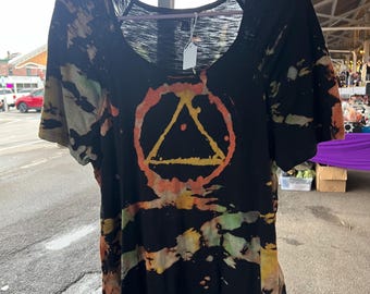 Handbemaltes AA-Symbol-Tie-Dye-Shirt, Recovery-Kunst-T-Shirt, Erdtöne, Damengröße L