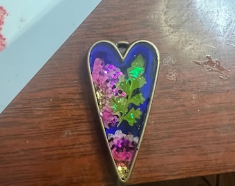 Mittelgroßer, verzierter Stimmungsanhänger mit gepressten Blüten in Bronze – handgefertigter Harzschmuck, botanische Statement-Halskette