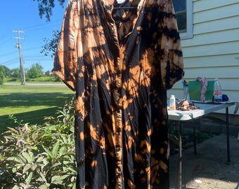 Upgecyceltes Kleid mit umgekehrter Batiktechnik, schwarz gebleichter Stehkragen, kurze Ärmel, asymmetrischer Saum (Größe M)