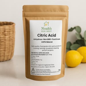 以下が含まれることがあります： 「Citric Acid」の文字と「Noah's Eco Nest」のロゴが入った白いラベルが付いた、茶色の紙袋に入ったクエン酸。 袋には1kgの製品が入っており、料理、缶詰、掃除に適しています。 背景には2つの黄色のレモンがあります。