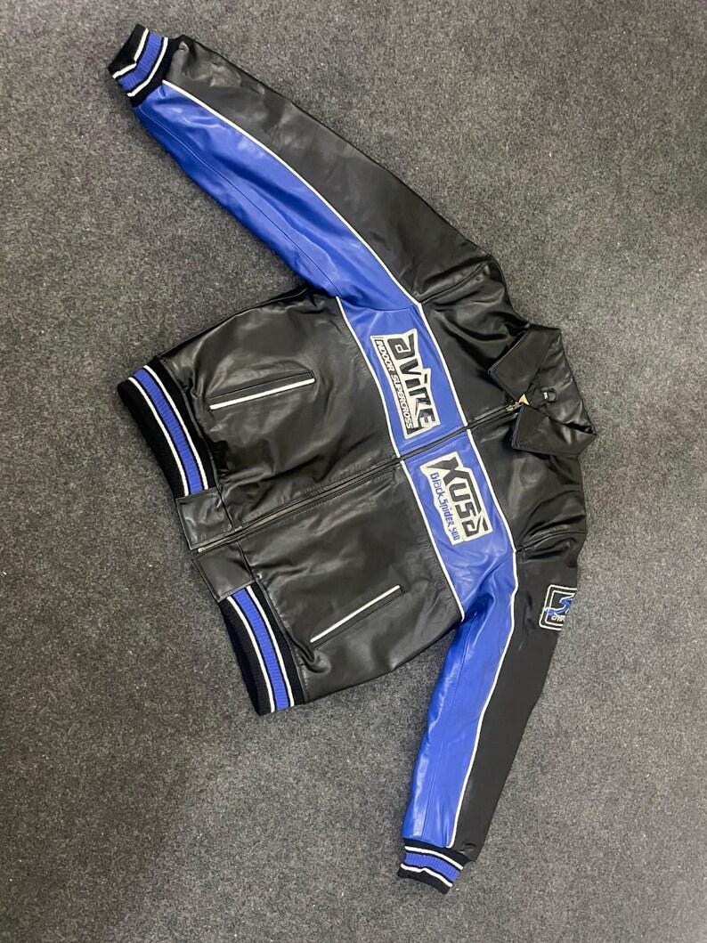 以下が含まれることがあります： 白のアクセントが付いた黒と青のレーシングジャケット。 ジャケットはジッパーフロント、スタンドカラー、袖と胸に青いストライプが特徴です。 ジャケットには「Avire」と「Xuss」の文字がプリントされています。