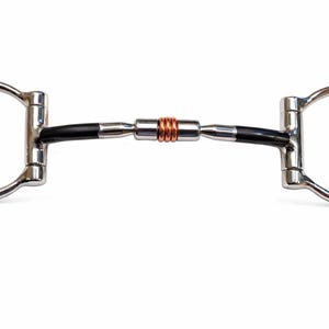 Op de afbeelding: Een roestvrijstalen D-ring paardenbit met een zwart rubberen mondstuk en een koperen rol in het midden. Het bit is ontworpen voor gebruik in de paardensport en staat tegen een witte achtergrond.