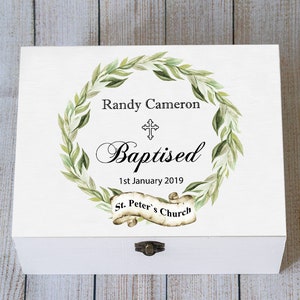 Puede incluir: Un juego de tres cuencos de cerámica anidados en tonos azules, verdes y blancos. Los cuencos presentan un esmalte moteado y un diseño sencillo y moderno. El cuenco más grande mide unos 15 cm de diámetro.