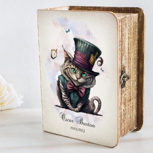 Scatola dei ricordi personalizzata di Alice nel Paese delle Meraviglie - Scatola dei ricordi dello Stregatto - Regalo per neonato - Scatola di legno con libro - Regalo personalizzato per compleanno o Natale