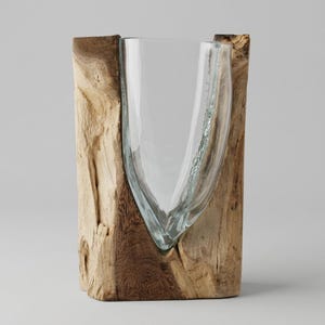 Vaso em forma de V feito de vidro fundido sobre raiz de madeira Gamal · Decoração artesanal balinesa soprada à mão · Presente de boas-vindas exclusivo