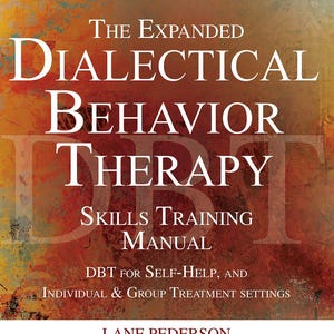 Könnte beinhalten: Buchcover mit dem Titel "The Expanded Dialectical Behavior Therapy Skills Training Manual". Der Hintergrund ist ein abstraktes Design in Orange, Rot und Braun. Der Titel ist in großen weißen Buchstaben. Der Autor ist Lane Pederson.