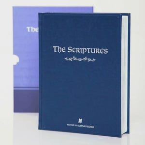 以下が含まれることがあります： 銀色の文字と装飾的なアクセントが付いた、紺色のハードカバーの本「The Scriptures」。紫色の本が背景にあります。 Institute for Scripture Researchのロゴが下にあります。
