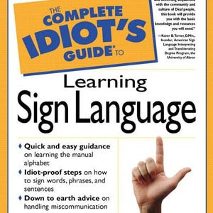 Puede incluir: Portada del libro "The Complete Idiot's Guide to Learning Sign Language". La portada presenta una pancarta naranja con texto azul, el título en letras negras grandes y una mano que demuestra un signo. Incluye texto sobre el contenido del libro.