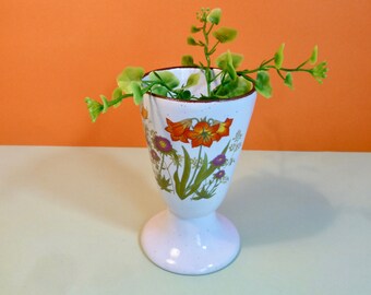 Sweet Floral Spill Vase, Small Vintage White Speckle Pedestal Vase, Country Cottage Small Flower Posy Vase