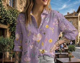 Camisa vintage con estampado botánico de abejas y flores silvestres, blusa con estampado floral de abejas, top de lino con ribete de encaje personalizado, conjunto de playa de primavera con cuello estampado.