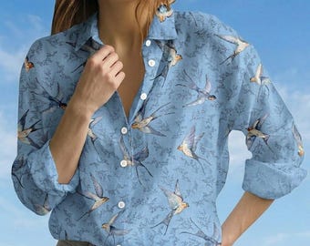 Blusa vintage con estampado de golondrinas, camisa de mujer inspirada en la naturaleza, regalo elegante para amantes de las aves, blusa campestre francesa con botones, blusa retro con estampado animal.