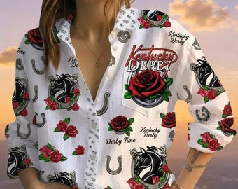 Blusa estilo linho inspirada nas corridas de cavalos do Kentucky Derby, com estampa de ferradura e rosa vermelha, ideal para festas temáticas do Derby, estilo preppy sulista, perfeita para presentear.