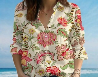 クリーム色の花柄ボヘミアンリネンシャツ、夏のビーチバケーションブラウス、ヴィンテージ風のボタニカルボタンダウンシャツ、カスタムレーストリム、柄入り襟トップ