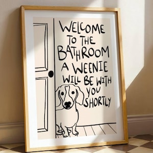 IMPRESIÓN FÍSICA, Bienvenido al baño. Un perro salchicha estará contigo en breve. Arte de baño con perro salchicha. Decoración de perro salchicha. Dibujado a mano. imagen 1