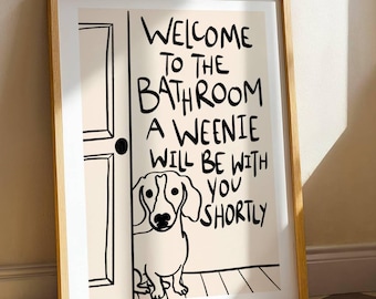 Arte de perro salchicha, Bienvenido al baño. Un perro salchicha estará contigo en breve. Arte de pared de perro salchicha, decoración de perro salchicha, dibujado a mano.
