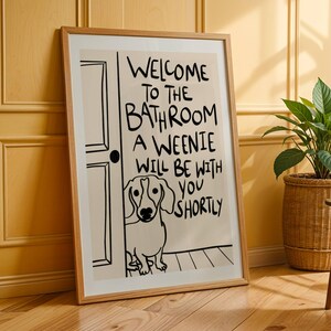 IMPRESIÓN FÍSICA, Bienvenido al baño. Un perro salchicha estará contigo en breve. Arte de baño con perro salchicha. Decoración de perro salchicha. Dibujado a mano. imagen 14